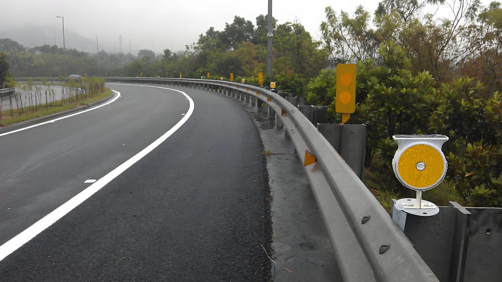 Highway guardrail sign